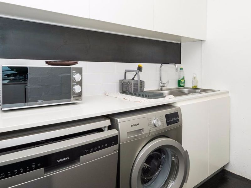 PENTHOUSE IN "RAW DESIGN“ – WITH PANORAMIC VIEW FROM THE HARBOUR OVER THE CITY TO TABLE MOUNTAIN - Photo 3