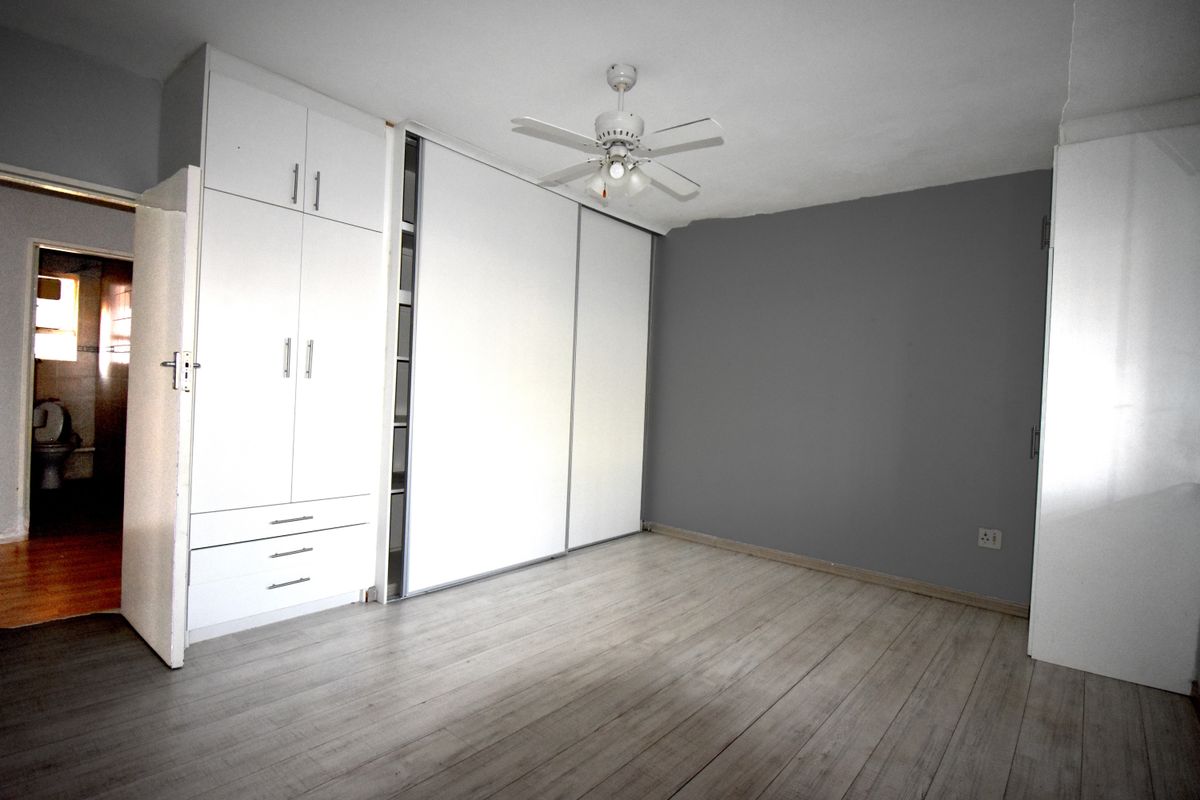 Large ground floor flat in popular Beacon Hill - Photo 3