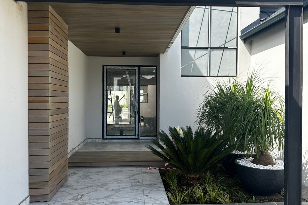 Exquisite Double-Storey Home in Midstream Heights with Pool, Boma and Cinema Room. - Photo 2