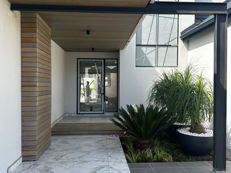 Exquisite Double-Storey Home in Midstream Heights with Pool, Boma and Cinema Room. - Photo 2