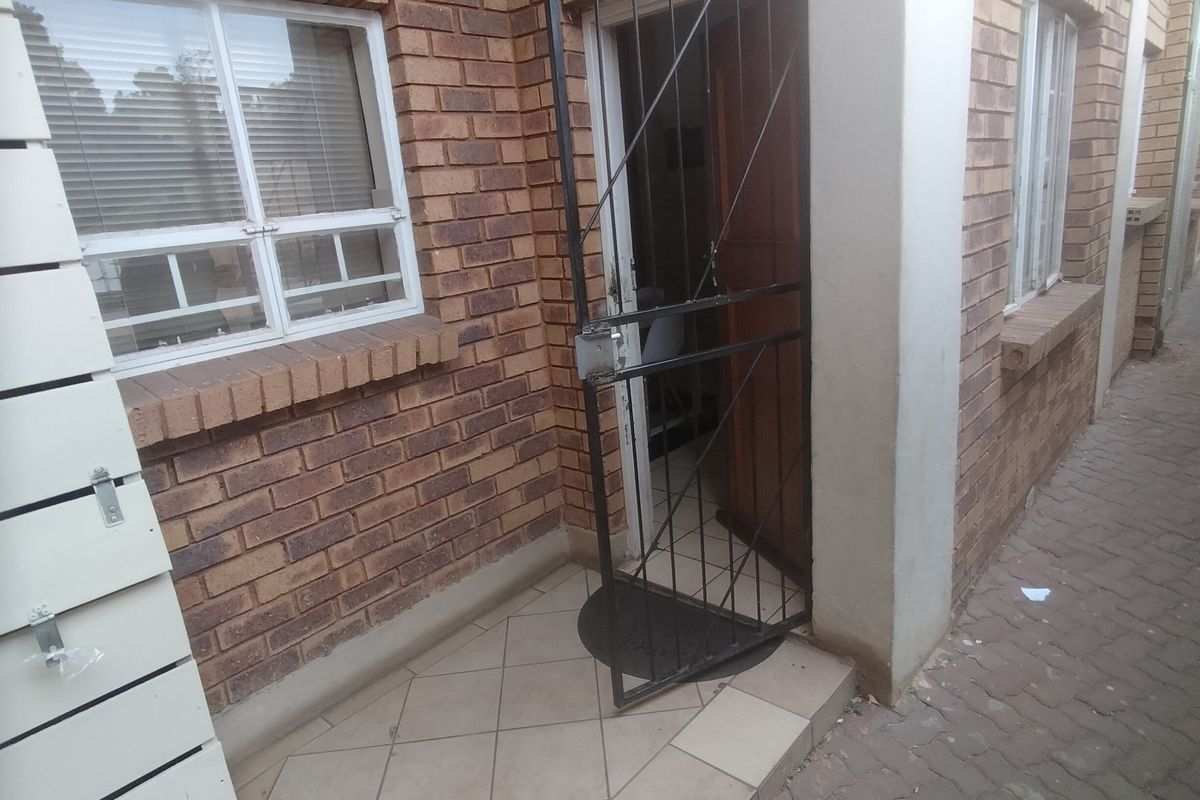 This modern ground-floor flat in Karenpark secure complex offers a convenient and comfort - Photo 3