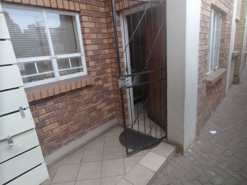 This modern ground-floor flat in Karenpark secure complex offers a convenient and comfort - Photo 3