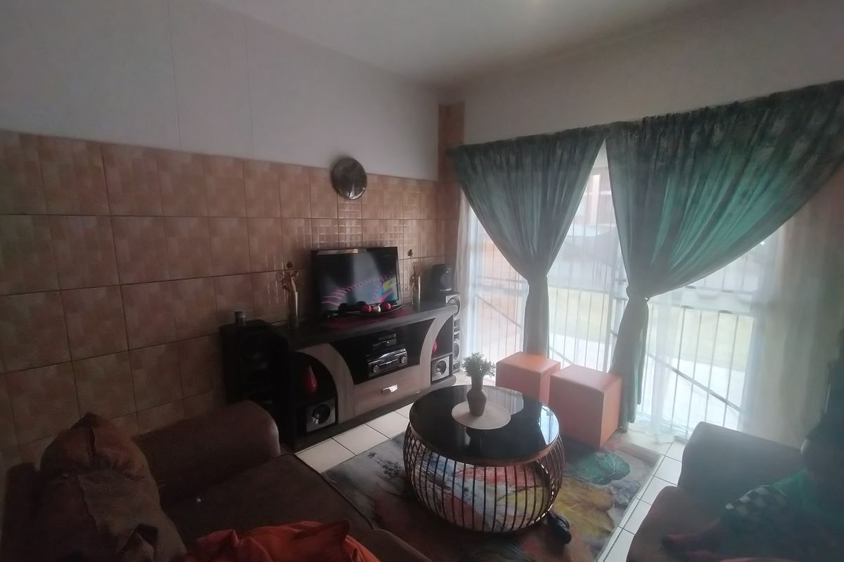 This modern ground-floor flat in Karenpark secure complex offers a convenient and comfort - Photo 5