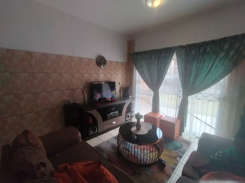 This modern ground-floor flat in Karenpark secure complex offers a convenient and comfort - Photo 5