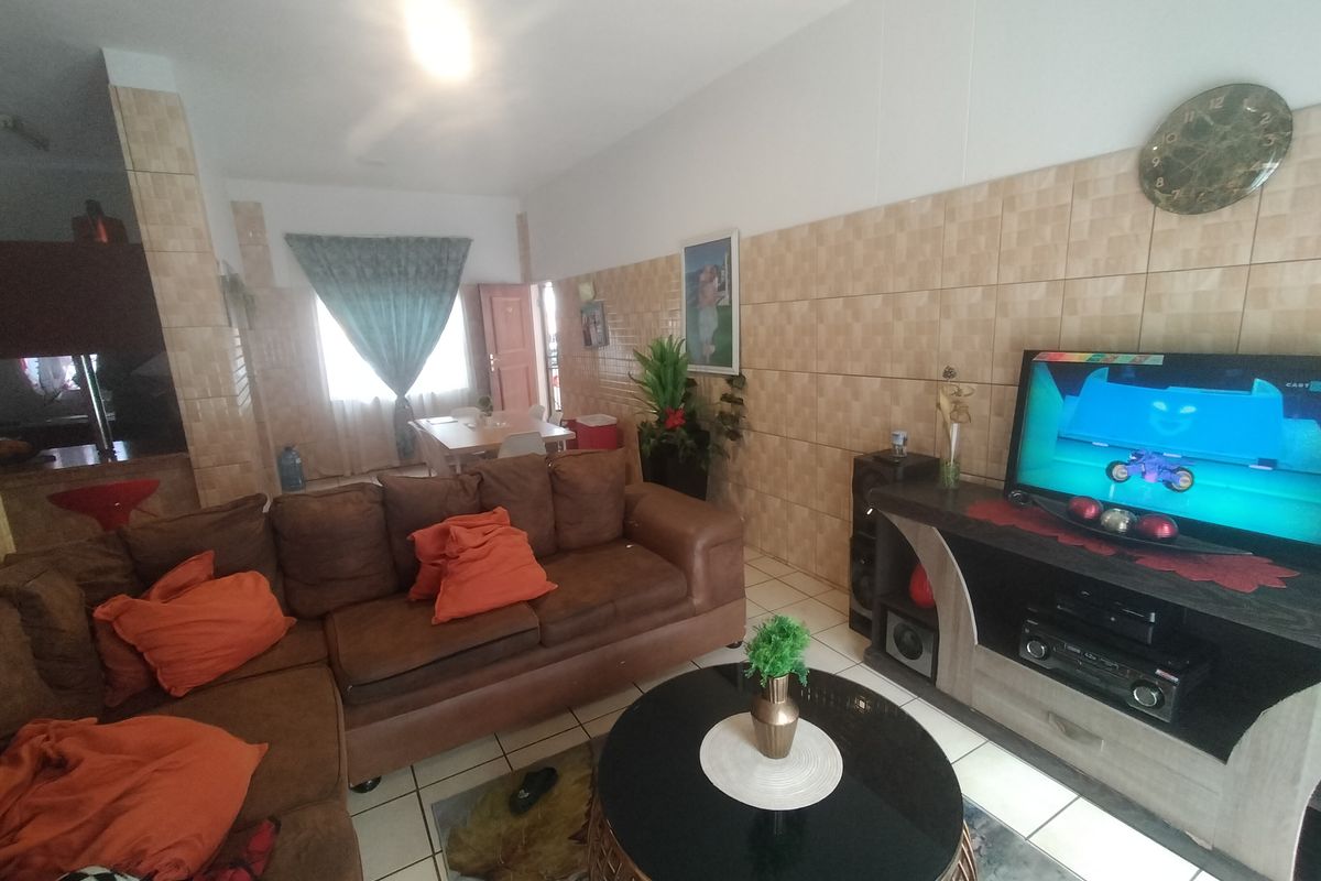 This modern ground-floor flat in Karenpark secure complex offers a convenient and comfort - Photo 2