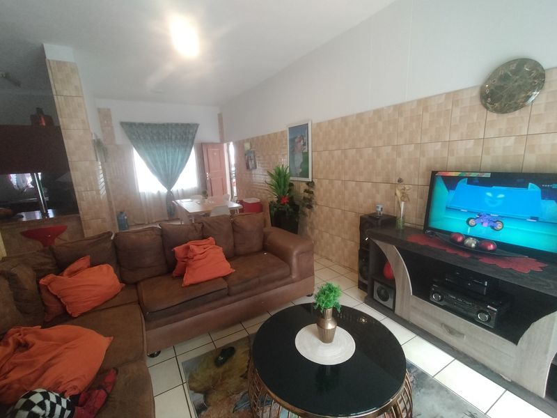 This modern ground-floor flat in Karenpark secure complex offers a convenient and comfort - Photo 2