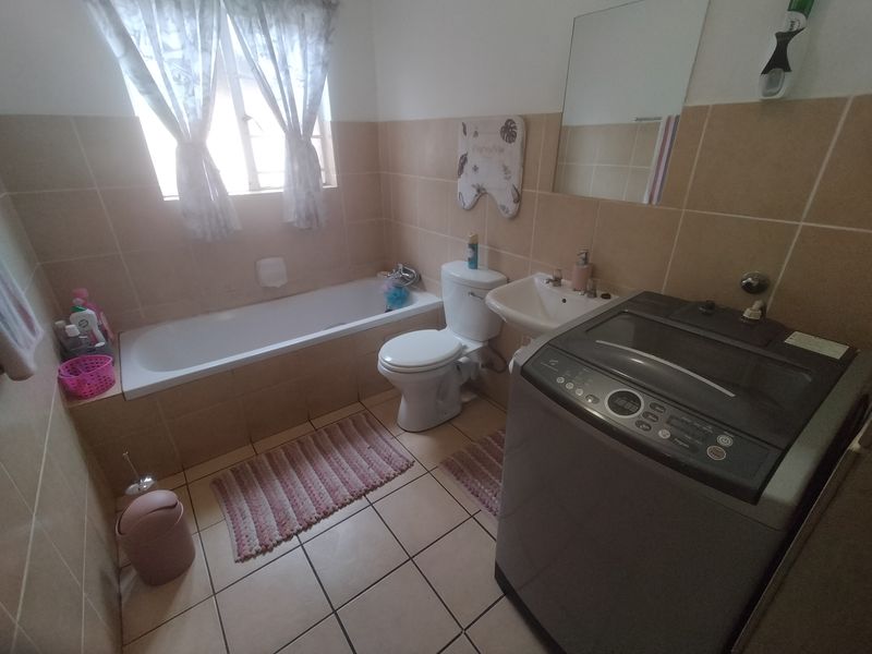 This modern ground-floor flat in Karenpark secure complex offers a convenient and comfort - Photo 9