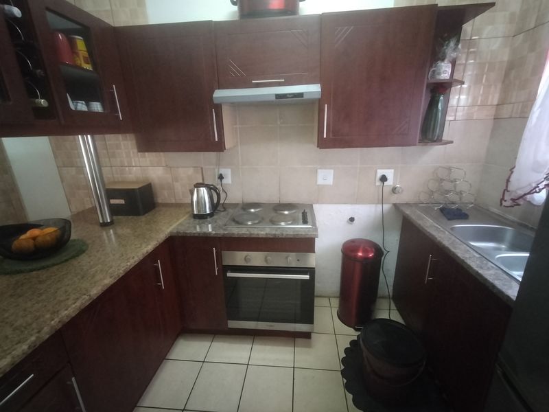 This modern ground-floor flat in Karenpark secure complex offers a convenient and comfort - Photo 7