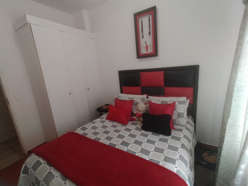 This modern ground-floor flat in Karenpark secure complex offers a convenient and comfort - Photo 10