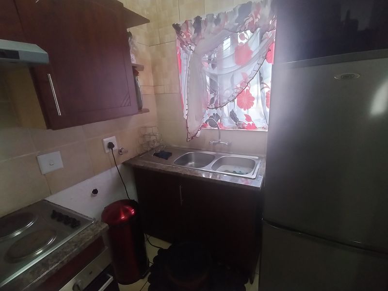 This modern ground-floor flat in Karenpark secure complex offers a convenient and comfort - Photo 8