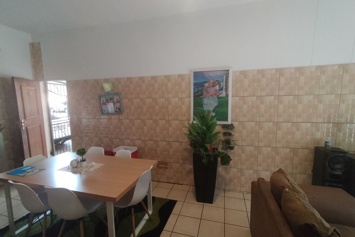 This modern ground-floor flat in Karenpark secure complex offers a convenient and comfort - Photo 4