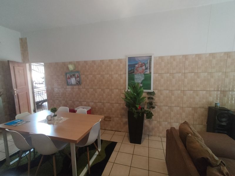 This modern ground-floor flat in Karenpark secure complex offers a convenient and comfort - Photo 4