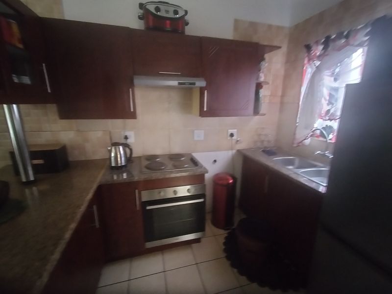 This modern ground-floor flat in Karenpark secure complex offers a convenient and comfort - Photo 6