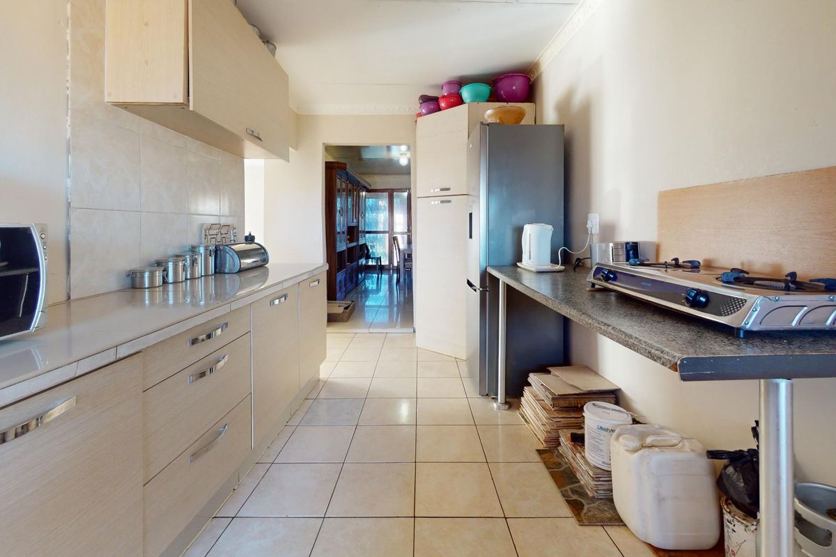 Spacious 3 Bedroom Family Home in Promosa - Photo 2