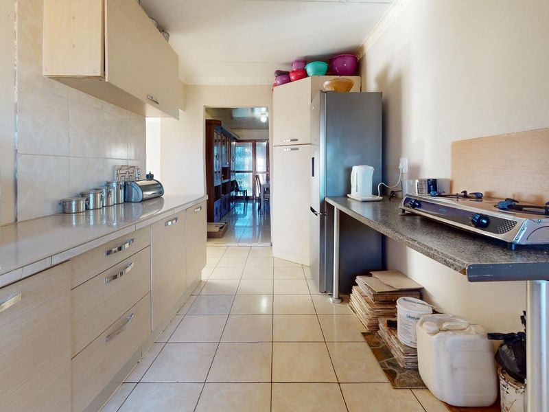 Spacious 3 Bedroom Family Home in Promosa - Photo 2