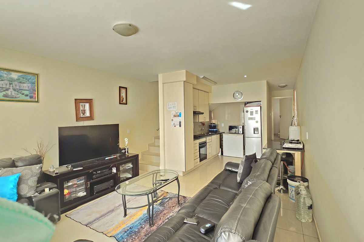 Modern 3-Bedroom Home with Open-Plan Living and Stylish Finishes. - Photo 2