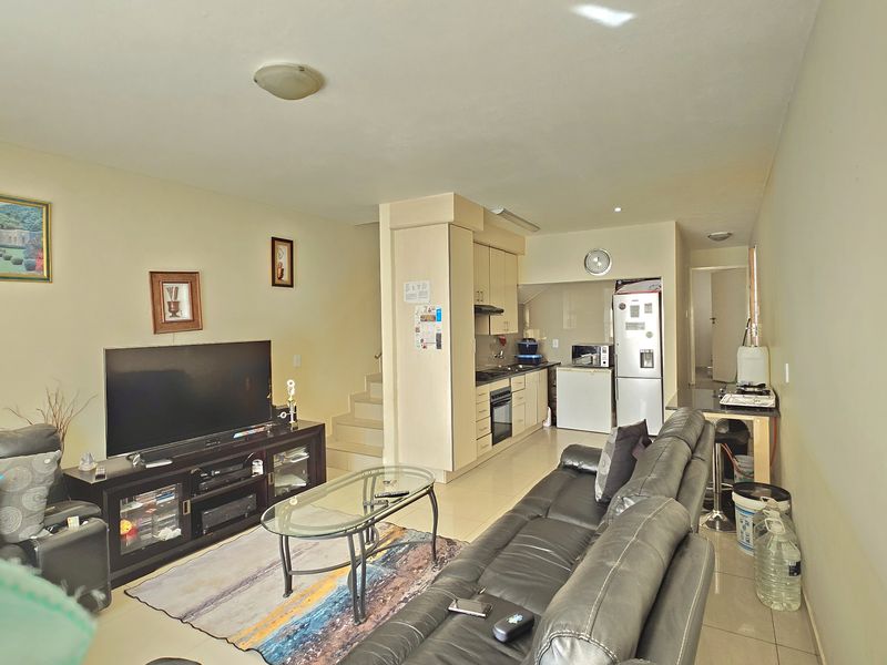 Modern 3-Bedroom Home with Open-Plan Living and Stylish Finishes. - Photo 2