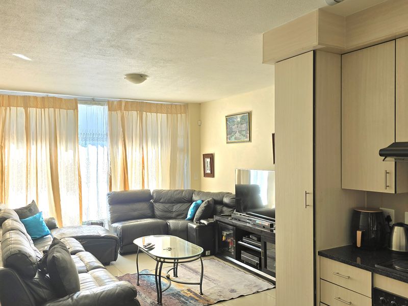 Modern 3-Bedroom Home with Open-Plan Living and Stylish Finishes. - Photo 4