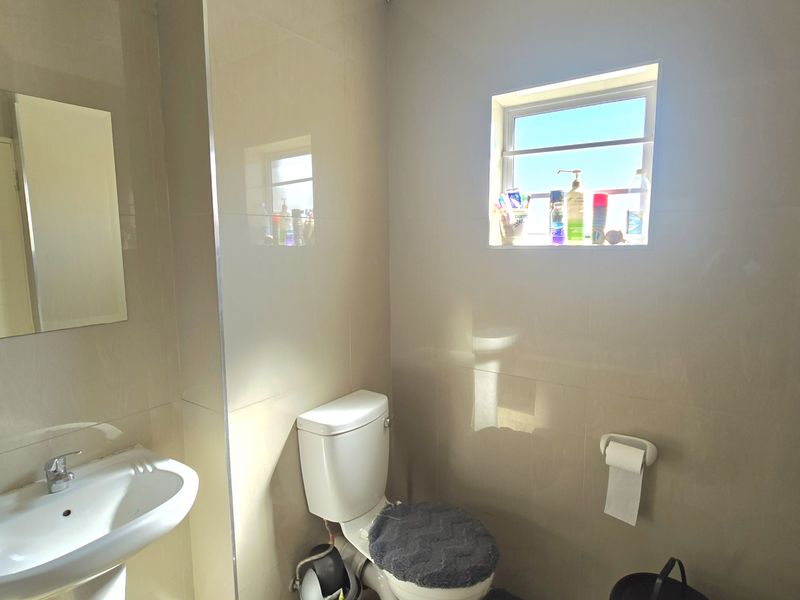 Modern 3-Bedroom Home with Open-Plan Living and Stylish Finishes. - Photo 10