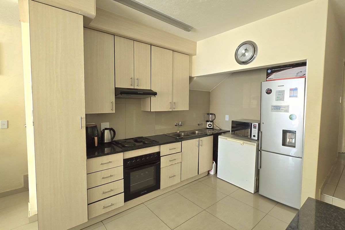 Modern 3-Bedroom Home with Open-Plan Living and Stylish Finishes. - Photo 3