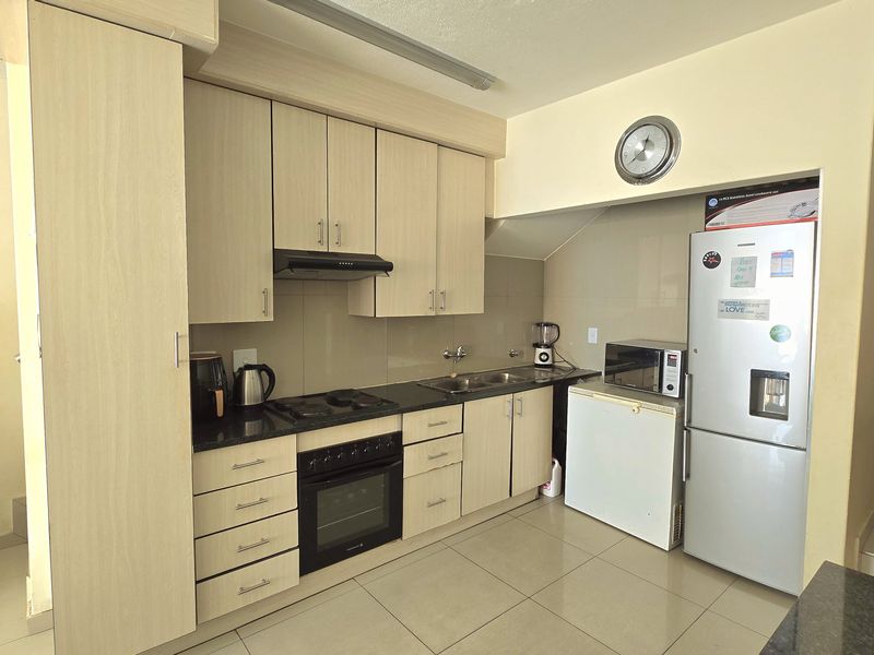 Modern 3-Bedroom Home with Open-Plan Living and Stylish Finishes. - Photo 3