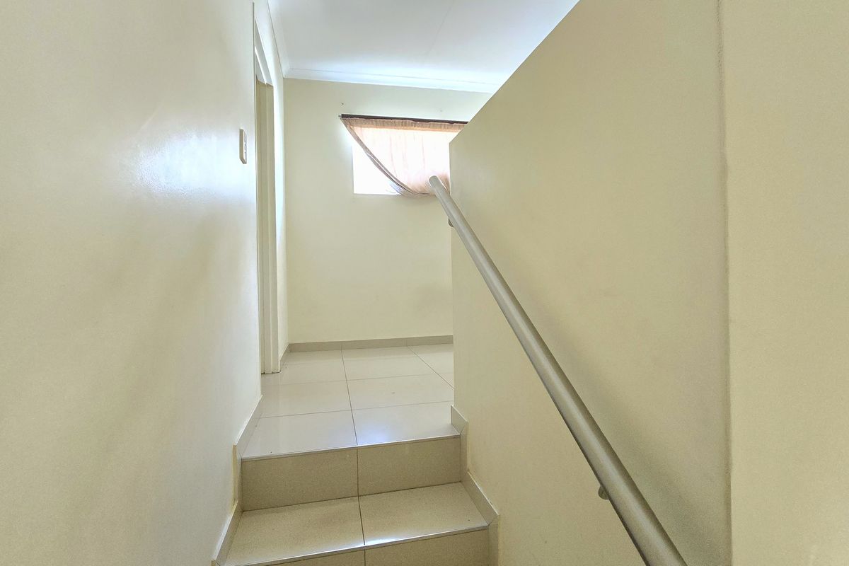 Modern 3-Bedroom Home with Open-Plan Living and Stylish Finishes. - Photo 5