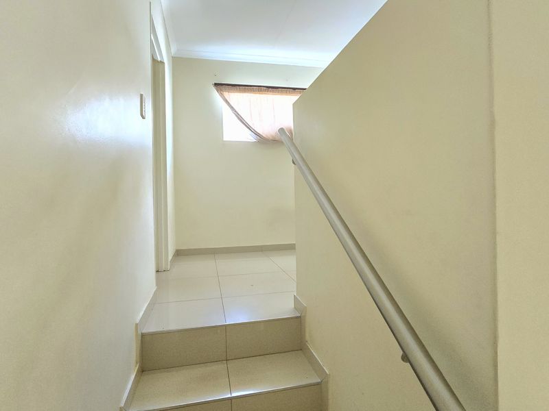 Modern 3-Bedroom Home with Open-Plan Living and Stylish Finishes. - Photo 5