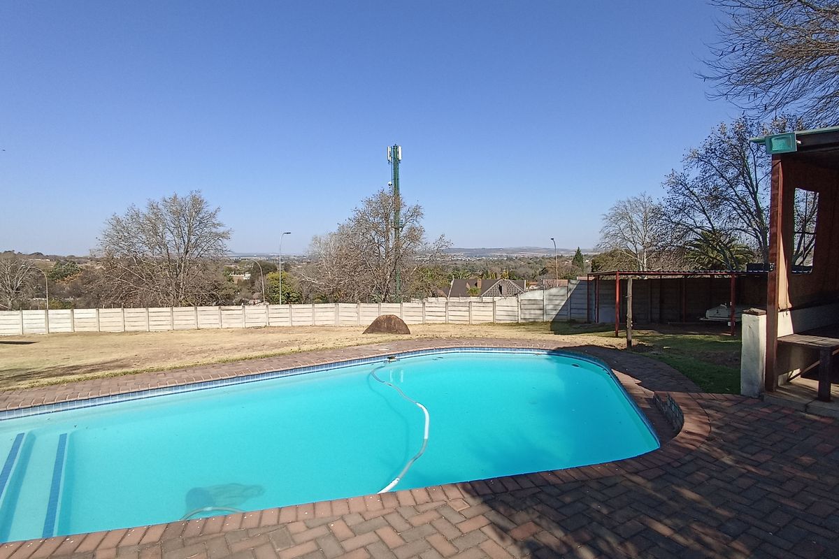 Luxury Family Home! - Photo 4