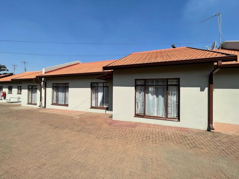 Three bedroom townhouse for sale in Trichardt. - Photo 2