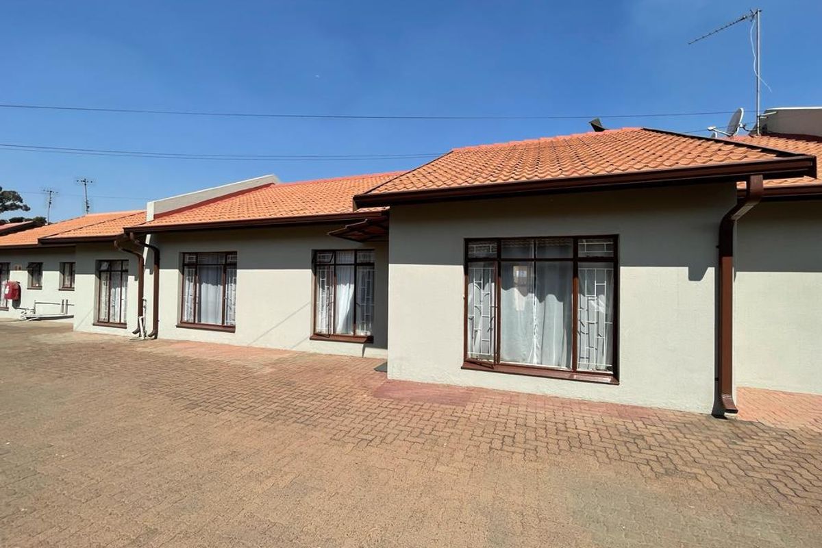 Three bedroom townhouse for sale in Trichardt. - Photo 2