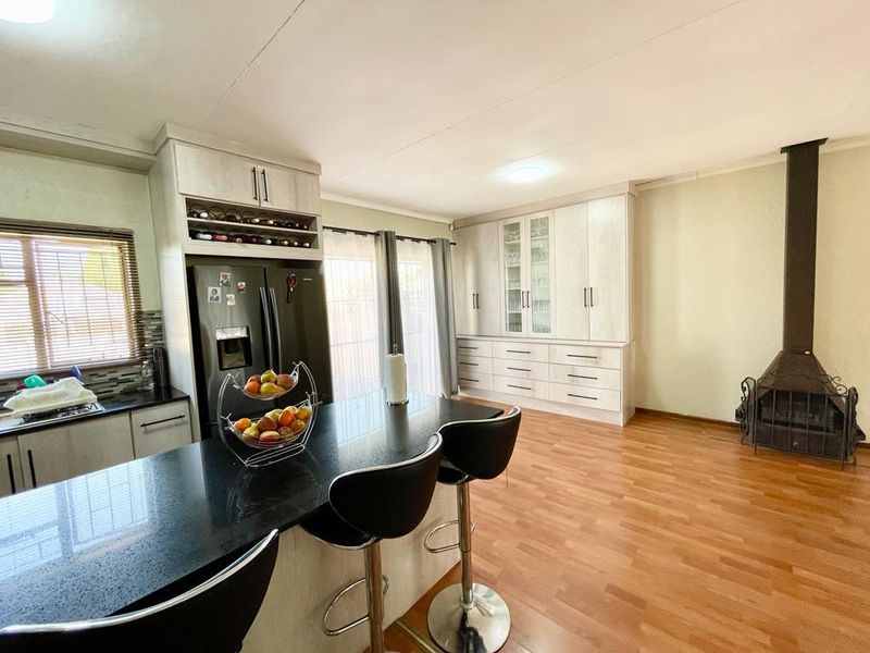 Three bedroom townhouse for sale in Trichardt. - Photo 9