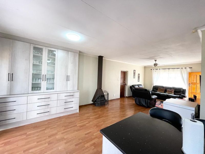 Three bedroom townhouse for sale in Trichardt. - Photo 8