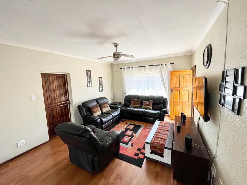Three bedroom townhouse for sale in Trichardt. - Photo 7