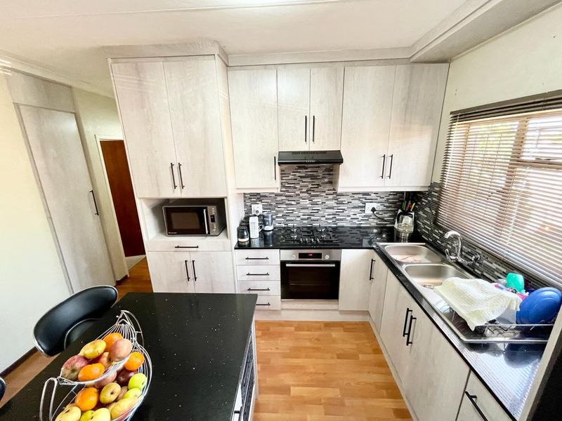 Three bedroom townhouse for sale in Trichardt. - Photo 3