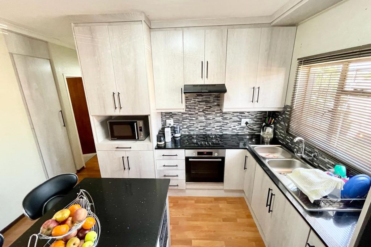 Three bedroom townhouse for sale in Trichardt. - Photo 3