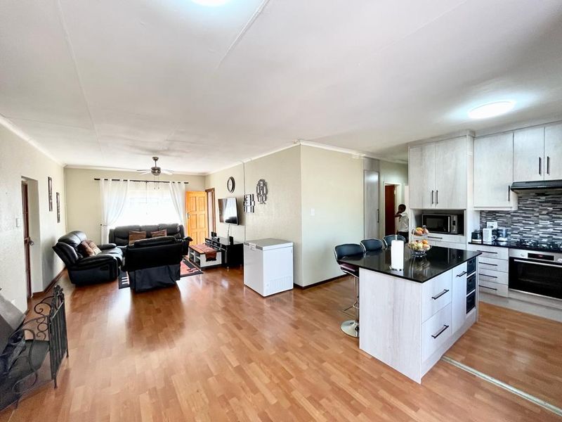 Three bedroom townhouse for sale in Trichardt. - Photo 10