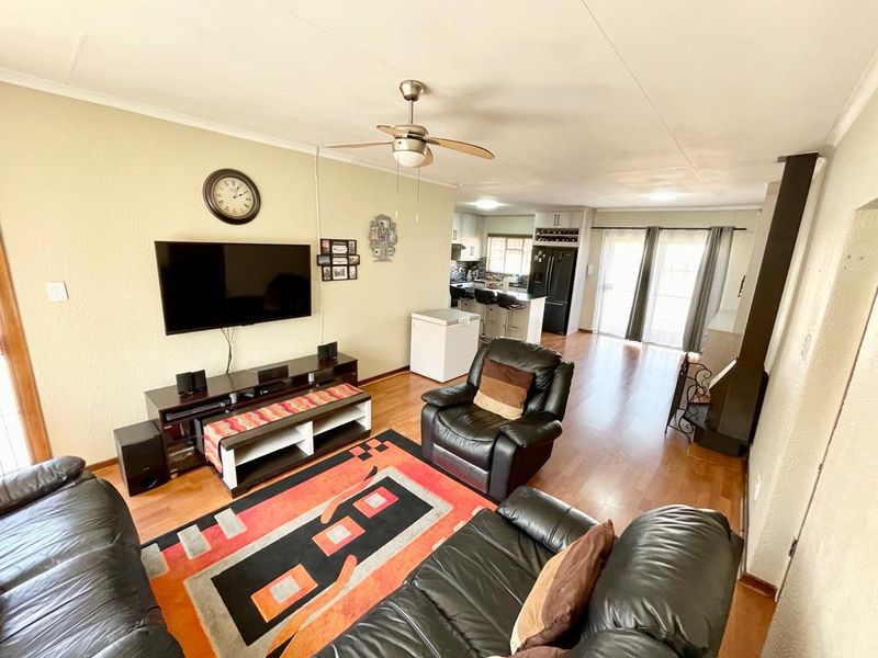 Three bedroom townhouse for sale in Trichardt. - Photo 6