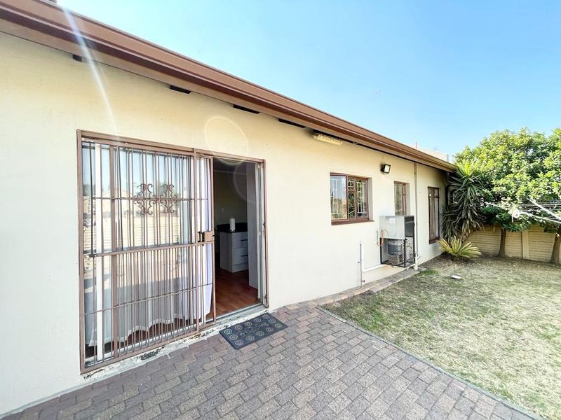 Three bedroom townhouse for sale in Trichardt. - Photo 4