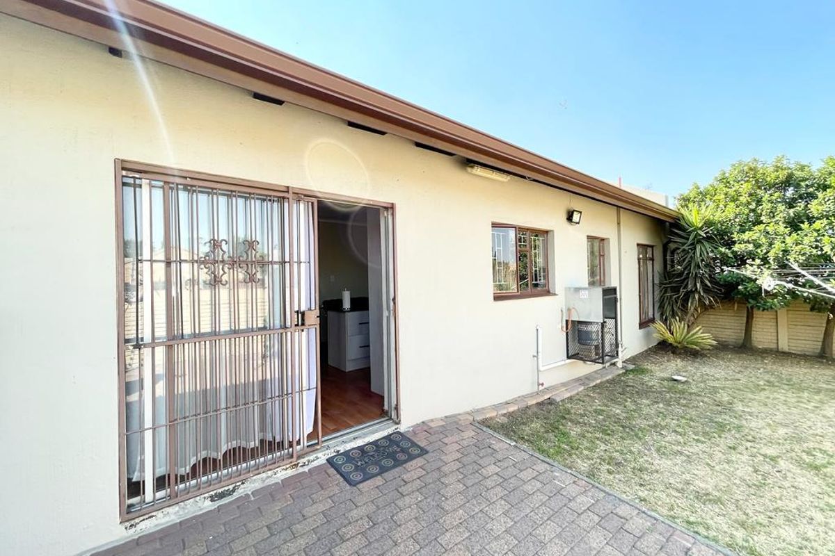 Three bedroom townhouse for sale in Trichardt. - Photo 4