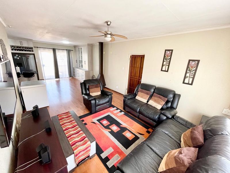 Three bedroom townhouse for sale in Trichardt. - Photo 5