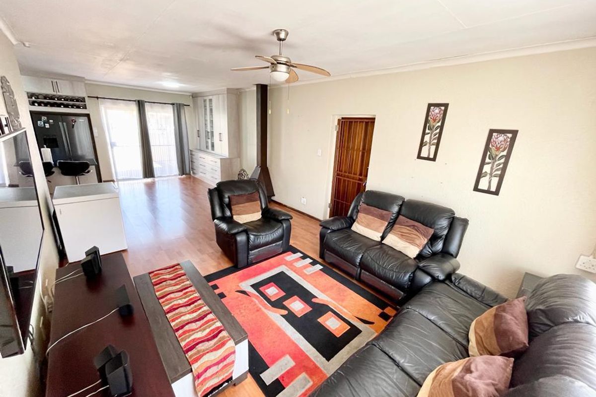 Three bedroom townhouse for sale in Trichardt. - Photo 5