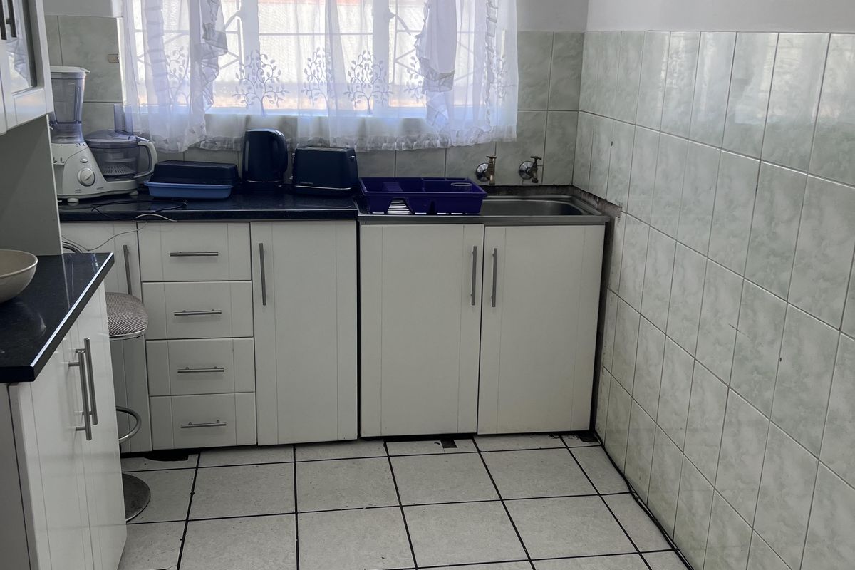 Priced to Sell – Upstairs 2-Bedroom Unit - Photo 3