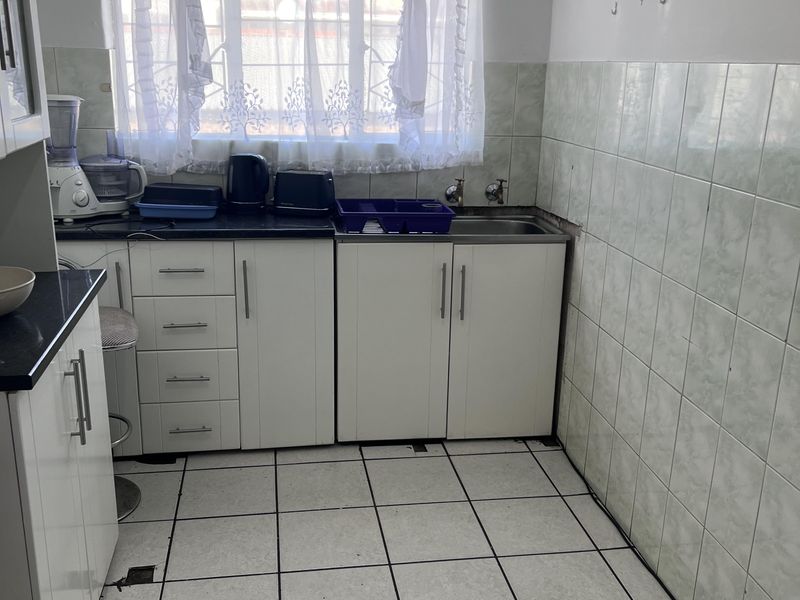 Priced to Sell – Upstairs 2-Bedroom Unit - Photo 3