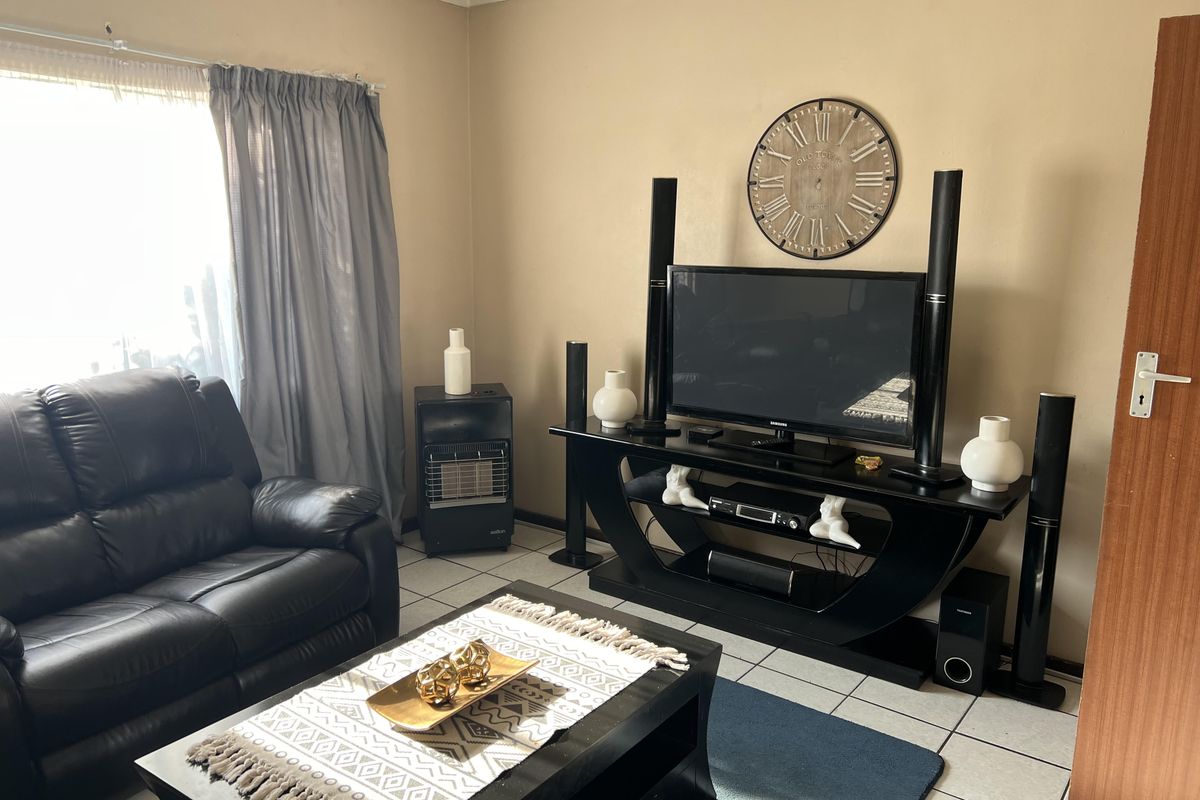 Priced to Sell – Upstairs 2-Bedroom Unit - Photo 4