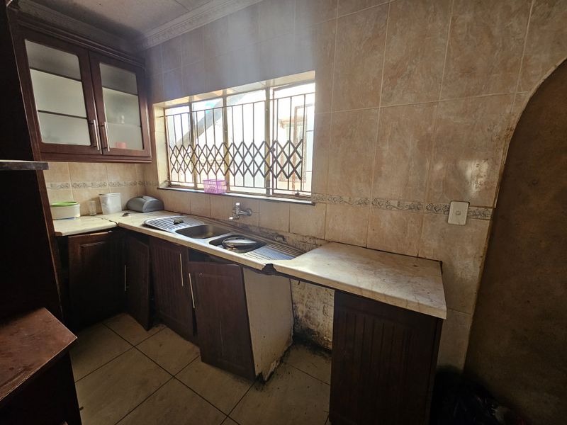 Double story Bedroom  house for sale in Louis Trichardt y - Photo 8