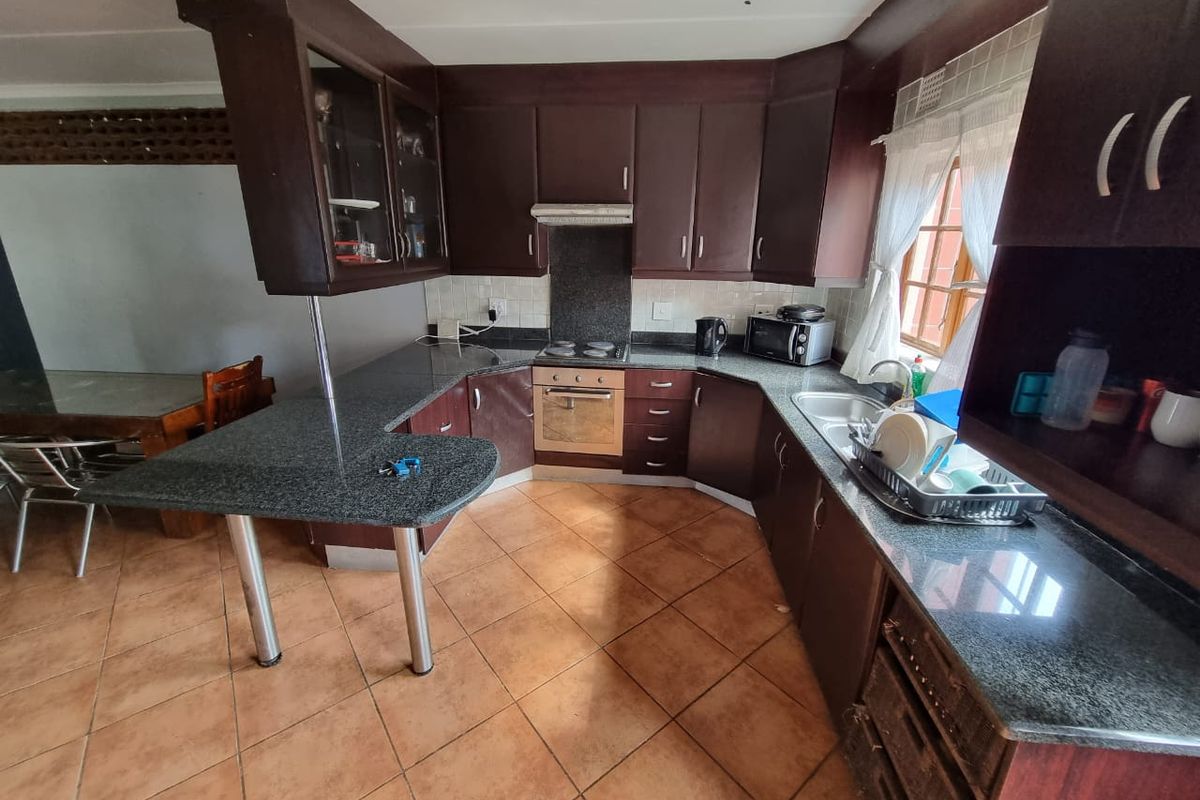 Three Bedroom House To Let - Photo 2