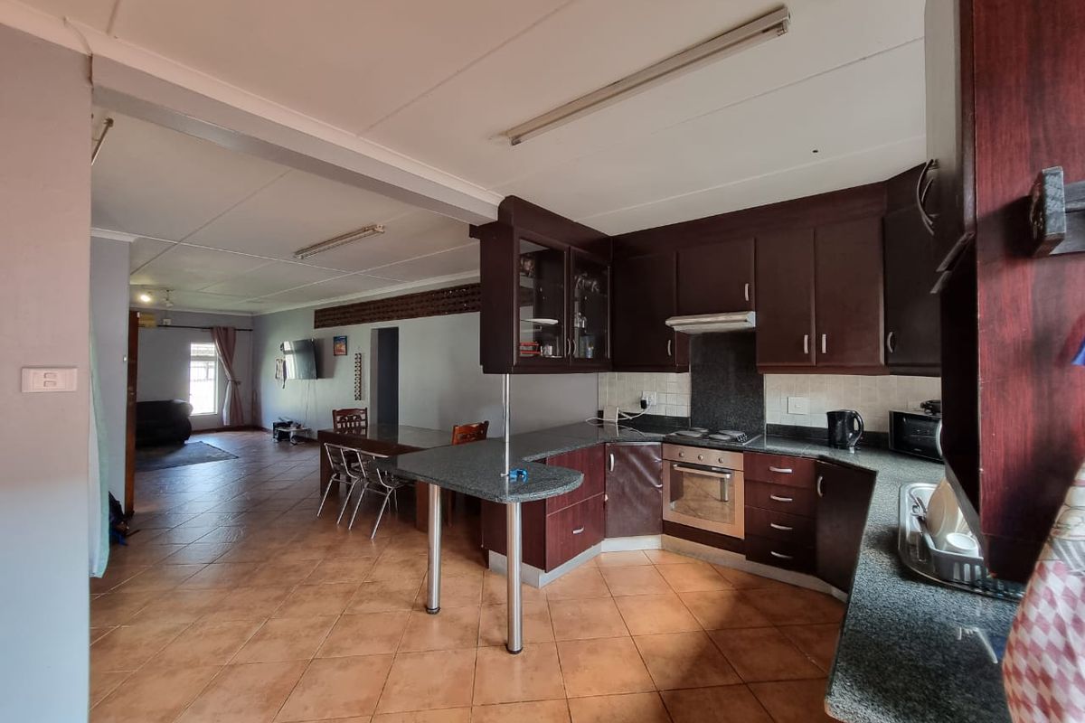 Three Bedroom House To Let - Photo 3