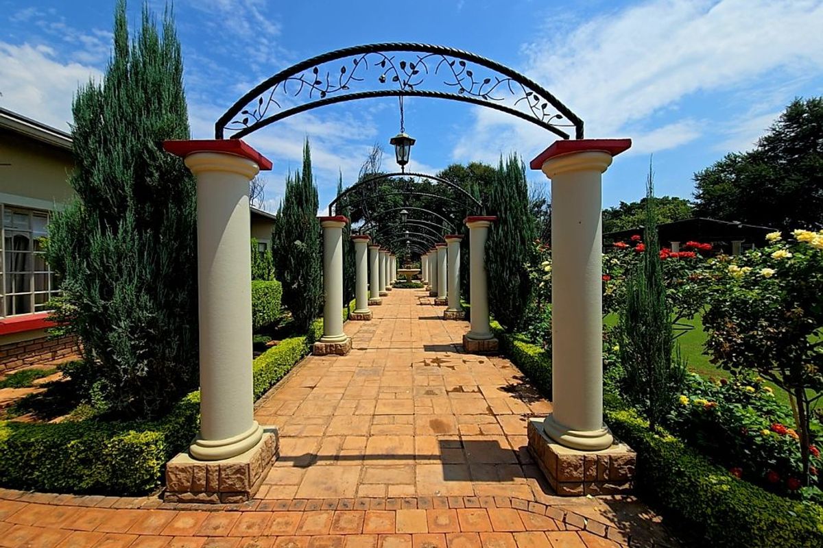 Once-in-a-Lifetime - Gorgeous Plot in a Prestigious Secure Estate only 4km from Zambezi Junction. - Photo 3
