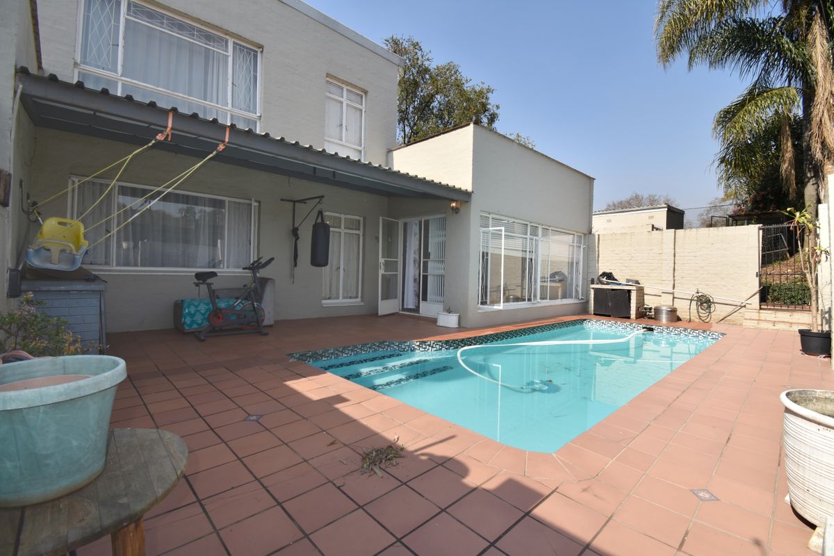 Duplex in quiet area and Smallish Complex in Wembley area - Photo 3