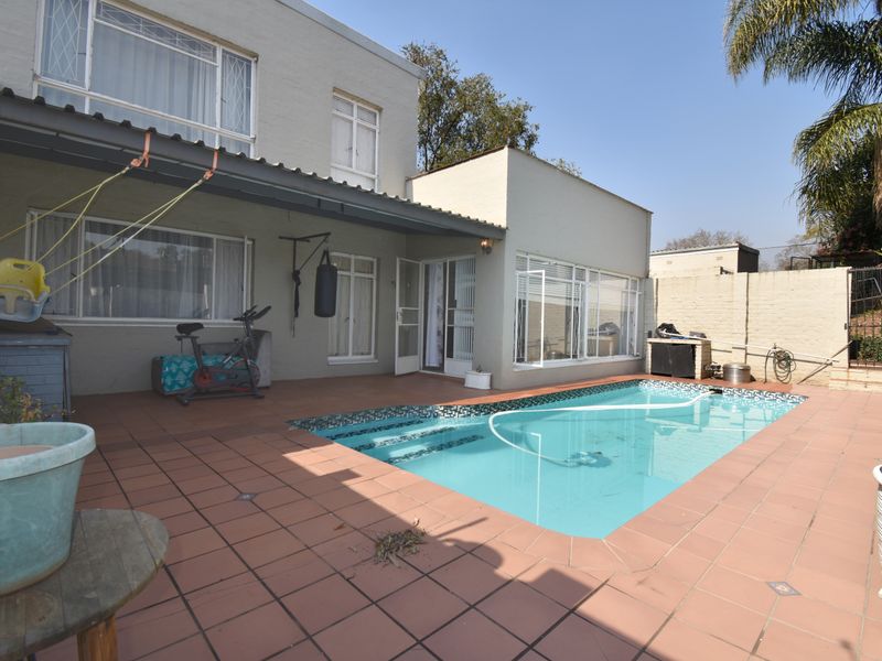 Duplex in quiet area and Smallish Complex in Wembley area - Photo 3